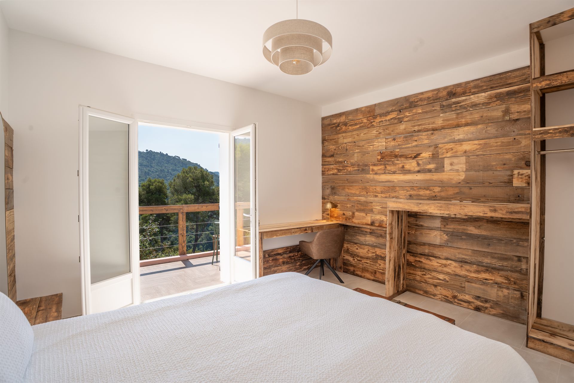 La porte-fenêtre de la chambre ouverte sur la vue