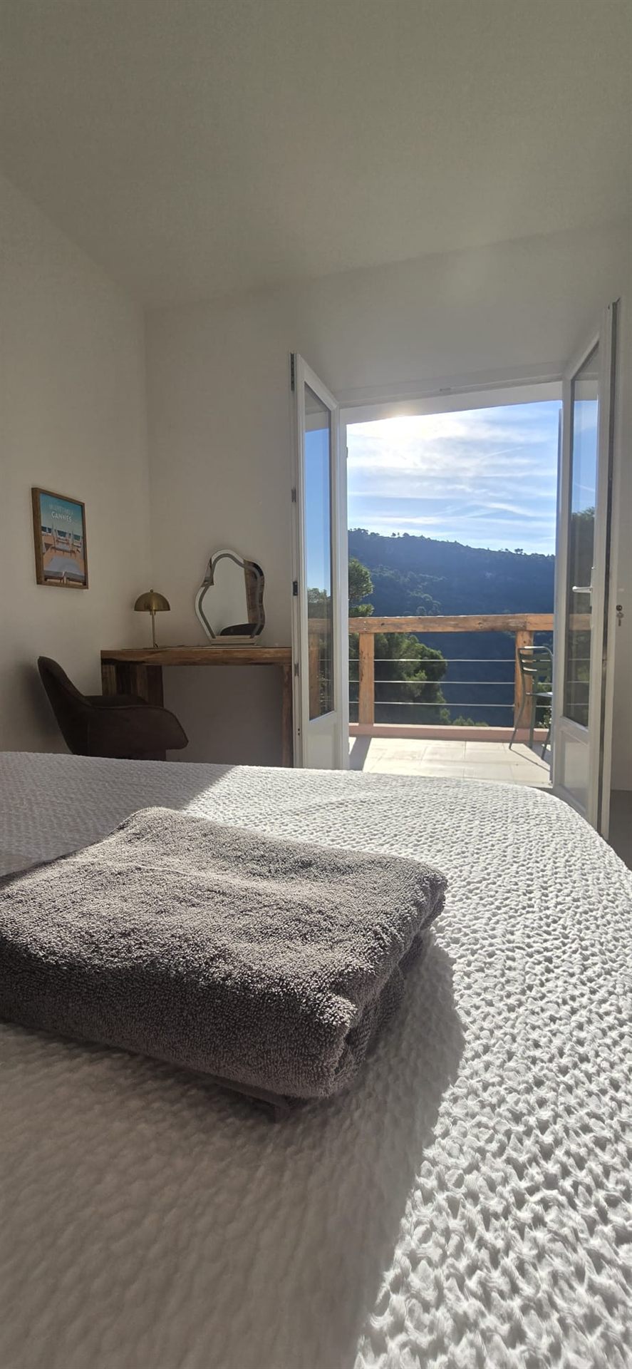 La chambre L'Estéron et sa porte-fenêtre ouverte sur le balcon