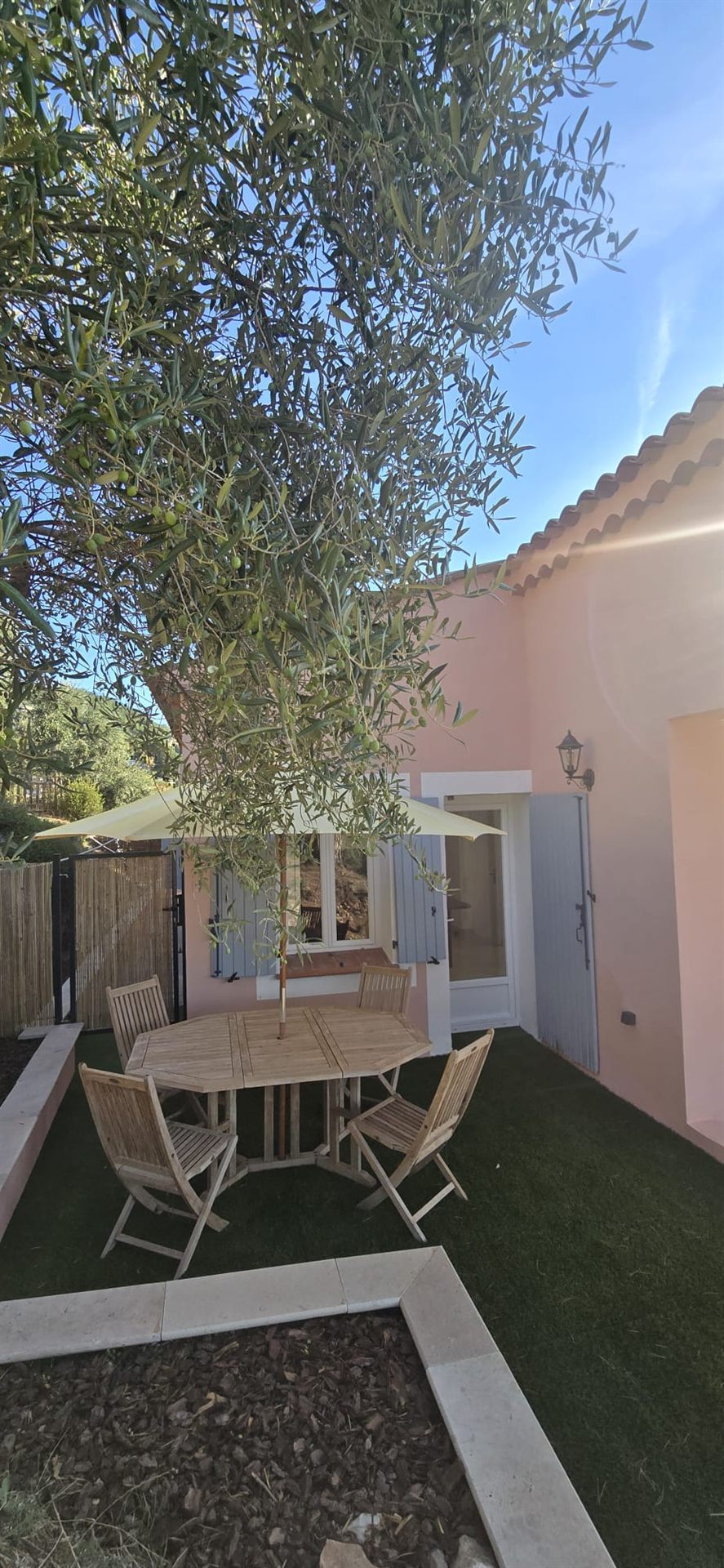 Le coin repas du jardin, sous l'olivier