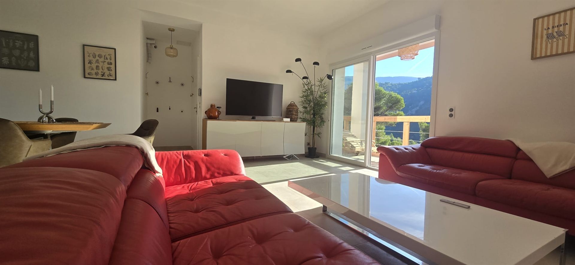 Le salon au matin, baies ouvertes sur la vue